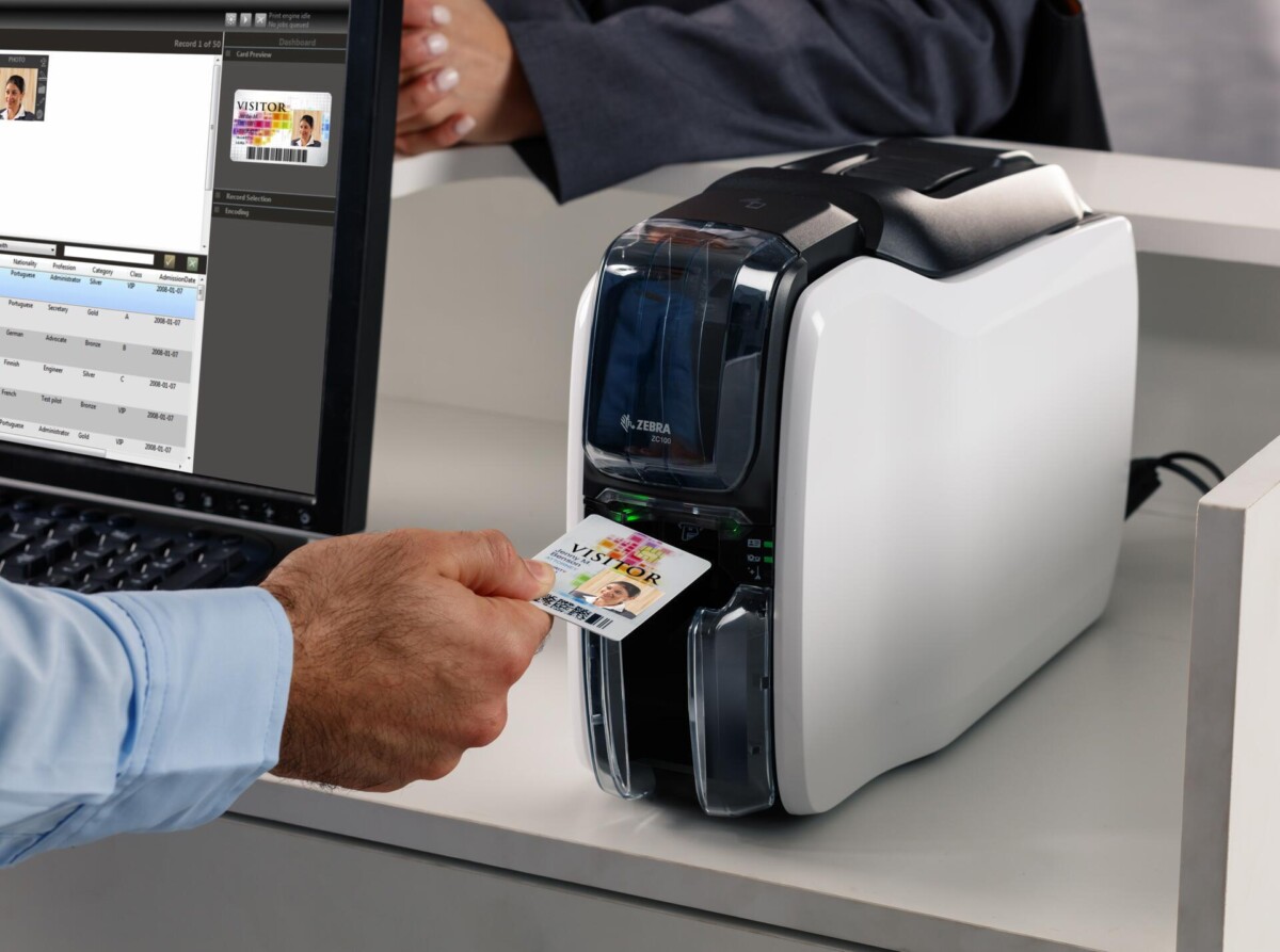 Impressora Zebra ZC100 a imprimir o badge de identificação